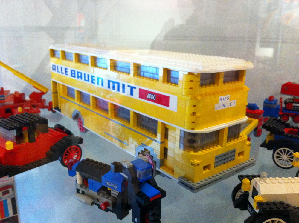 SpaÃ?-aus-Plastik-80-Jahre-Lego-01